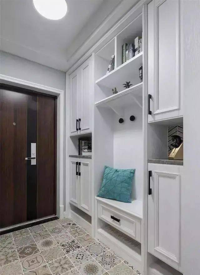 玄關(guān)怎么設(shè)計比較好看實用？鞋柜換鞋凳成標配 收納功能更是強大