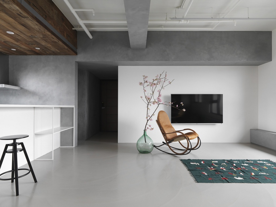 [裝修案例]119平米裝修效果圖 不鋪地不買沙發(fā) 全屋水泥毛坯風 出乎意料的漂亮